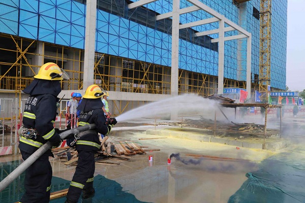 消防栓灭火演练.jpg 消防栓灭火演练.jpg