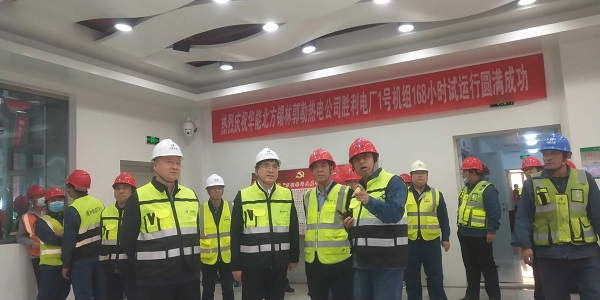 米兰官方网站_米兰milan(中国)副总经理贾建龙与北方联合电力公司董事长李向良、基建副总李悦、北方锡林浩特热电公司董事长李文东在移交现场亲切交流.jpg 米兰官方网站_米兰milan(中国)副总经理贾建龙与北方联合电力公司董事长李向良、基建副总李悦、北方锡林浩特热电公司董事长李文东在移交现场亲切交流.jpg