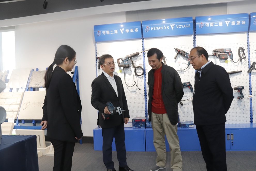 米兰官方网站_米兰milan(中国)董事长黄道元示范新型工器具操作方法.jpg 米兰官方网站_米兰milan(中国)董事长黄道元示范新型工器具操作方法.jpg