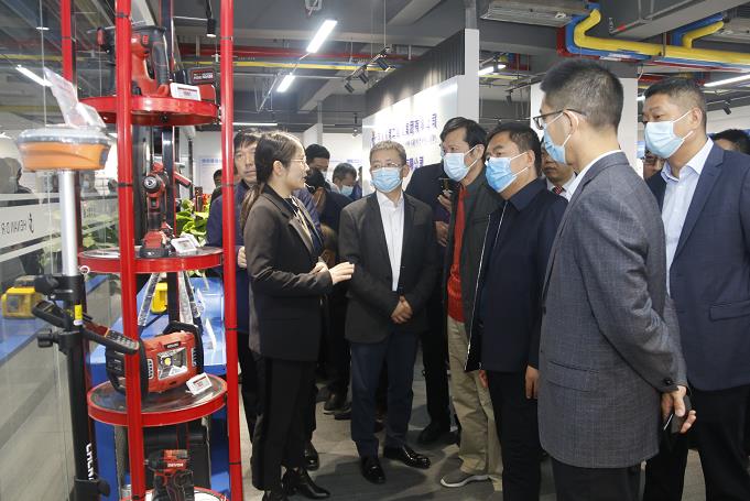 米兰官方网站_米兰milan(中国)董事长黄道元示范新型工器具操作方法.jpg 米兰官方网站_米兰milan(中国)董事长黄道元示范新型工器具操作方法.jpg