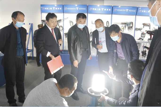 米兰官方网站_米兰milan(中国)董事长黄道元示范新型工器具操作方法.jpg 米兰官方网站_米兰milan(中国)董事长黄道元示范新型工器具操作方法.jpg