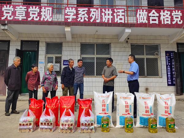 米兰官方网站_米兰milan(中国)董事、副总经理、分公司经理、党总支书记崔向军一行走进狮豹头乡土池村开展慰问.jpg 米兰官方网站_米兰milan(中国)董事、副总经理、分公司经理、党总支书记崔向军一行走进狮豹头乡土池村开展慰问.jpg