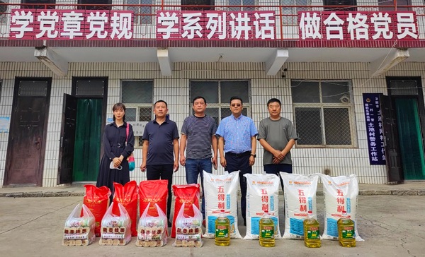 米兰官方网站_米兰milan(中国)董事、副总经理、分公司经理、党总支书记崔向军一行与土池村村支部书记、驻村干部合影留念.jpg 米兰官方网站_米兰milan(中国)董事、副总经理、分公司经理、党总支书记崔向军一行与土池村村支部书记、驻村干部合影留念.jpg