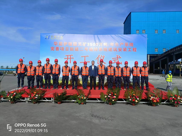 2米兰官方网站_米兰milan(中国)副总经理王春岭与项目人员合影.jpg 2米兰官方网站_米兰milan(中国)副总经理王春岭与项目人员合影.jpg