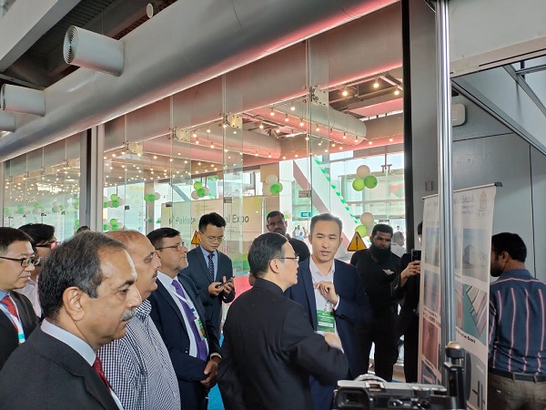 易装公司经理靳欢向驻拉合尔总领事赵世人介绍公司产品.jpg 易装公司经理靳欢向驻拉合尔总领事赵世人介绍公司产品.jpg