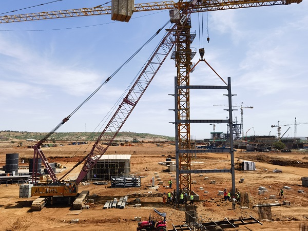 附图一 锅炉钢架第一吊顺利就位.jpg 附图一 锅炉钢架第一吊顺利就位.jpg