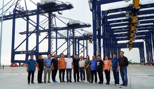 董事长一行走访中国港湾尼日利亚莱基港项目.jpg 董事长一行走访中国港湾尼日利亚莱基港项目.jpg