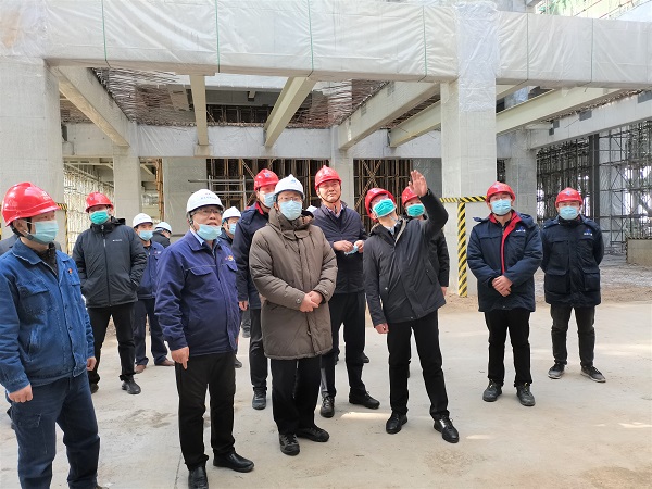 祝总与华能米兰官方网站_米兰milan(中国)副总经理樊启祥一行实地参观主厂房清水混凝土框架柱施工效果.jpg 祝总与华能米兰官方网站_米兰milan(中国)副总经理樊启祥一行实地参观主厂房清水混凝土框架柱施工效果.jpg