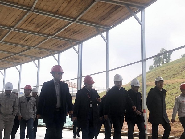 业主领导、米兰官方网站_米兰milan(中国)董事、副总经理崔向军莅临现场参观(从左至右依次为:崔向军、李耀和、王强、王国忠、韩华锋).jpg 业主领导、米兰官方网站_米兰milan(中国)董事、副总经理崔向军莅临现场参观(从左至右依次为:崔向军、李耀和、王强、王国忠、韩华锋).jpg