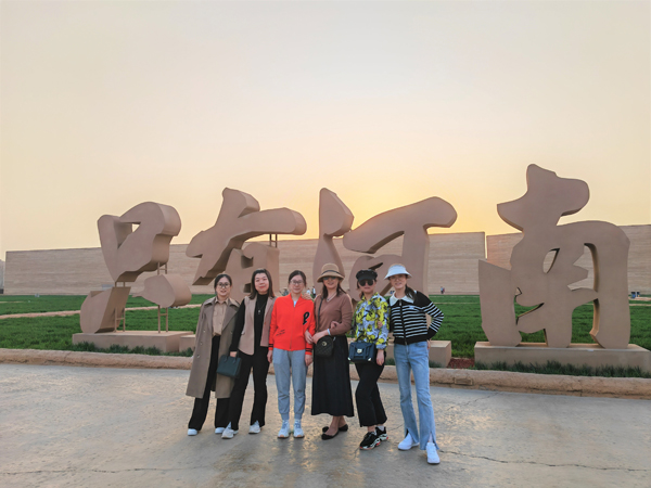 压缩图-第二项目管理部女职工合影留念.jpg 压缩图-第二项目管理部女职工合影留念.jpg