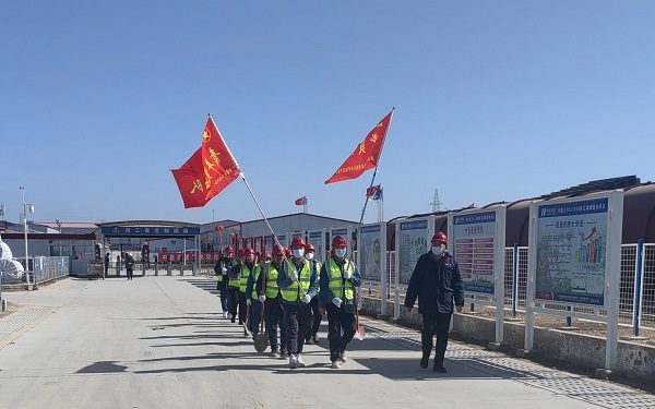 2、党员突击队和青年突击队热情高涨,积极行动.jpg 2、党员突击队和青年突击队热情高涨,积极行动.jpg