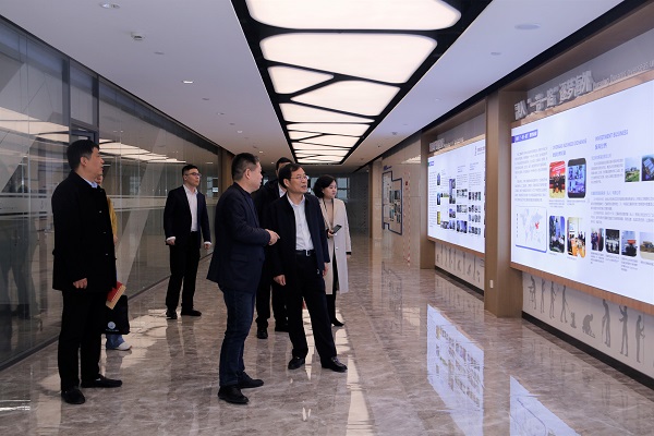 参观文化长廊.jpg 参观文化长廊.jpg