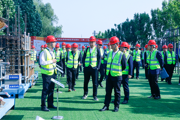 与会人员现场观摩1.png 与会人员现场观摩1.png