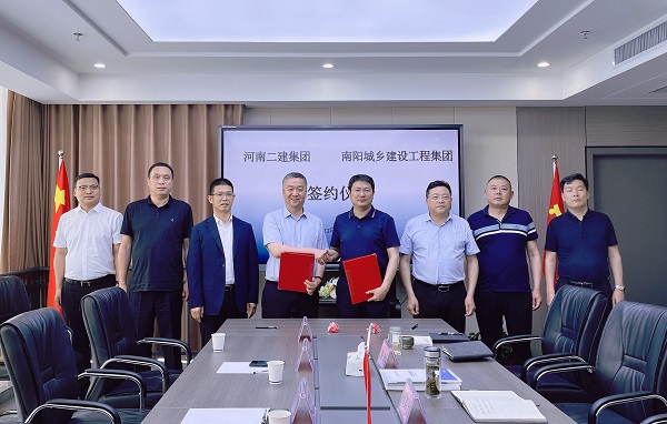 双方正式签约并合影.jpg 双方正式签约并合影.jpg