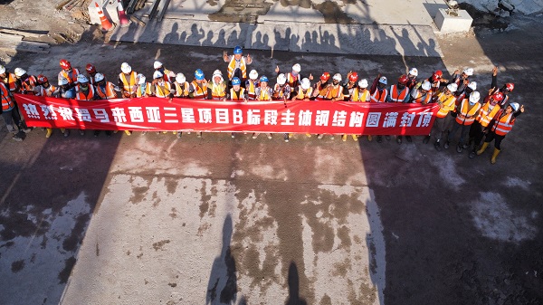 封顶后项目人员开心合影.jpg 封顶后项目人员开心合影.jpg