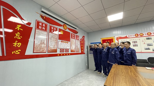 4、华能正宁项目部党支部组织党员重温入党誓词.jpg 4、华能正宁项目部党支部组织党员重温入党誓词.jpg