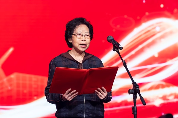 5离退休员工代表曲予英发言.jpg 5离退休员工代表曲予英发言.jpg