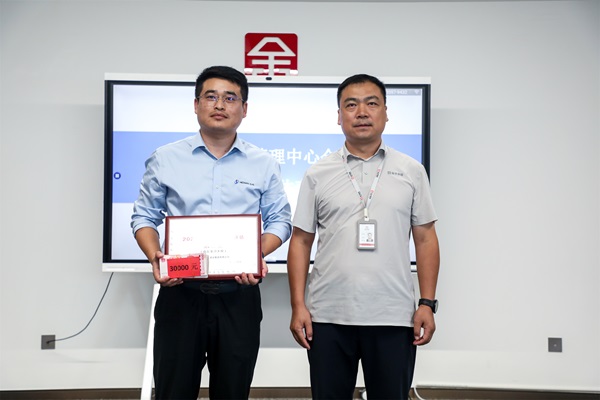 01、上台领奖.jpg 01、上台领奖.jpg