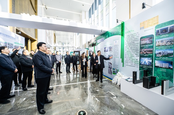 省、厅领导参观米兰官方网站_米兰milan(中国)展台 (2).jpg 省、厅领导参观米兰官方网站_米兰milan(中国)展台 (2).jpg