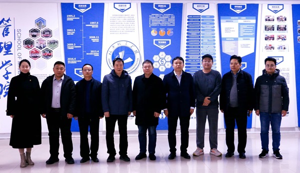 与管理学院领导合影 - 副本.jpg 与管理学院领导合影 - 副本.jpg