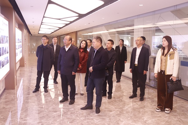 米兰官方网站_米兰milan(中国)董事长祝建明陪同孙秘书长一行参观企业文化长廊.jpg 米兰官方网站_米兰milan(中国)董事长祝建明陪同孙秘书长一行参观企业文化长廊.jpg