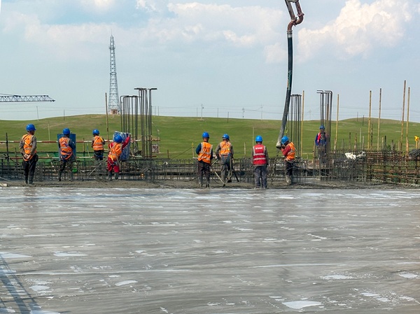 附件3:集控楼主体结构屋面浇筑 - 副本.jpg 附件3:集控楼主体结构屋面浇筑 - 副本.jpg