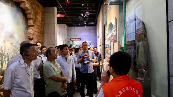 参观3.jpg 参观3.jpg