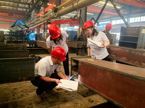 图片四:裁判员对参赛构件认真打分.jpg 图片四:裁判员对参赛构件认真打分.jpg