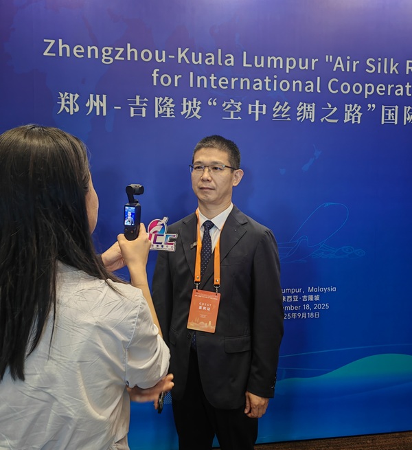 祝总接受采访.jpg 祝总接受采访.jpg